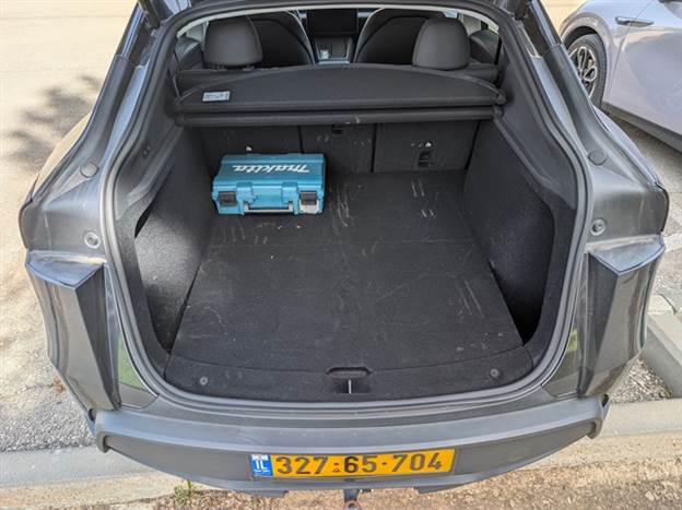 טסלה מודל Y: תא מטען שימושי מאוד, על חשבון המרווח ליושבים בשורה השנייה