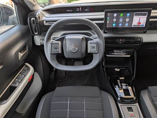 הנדסת האנוש טובה, ומיקום לוח המחוונים מעל ההגה עובד כאן טוב