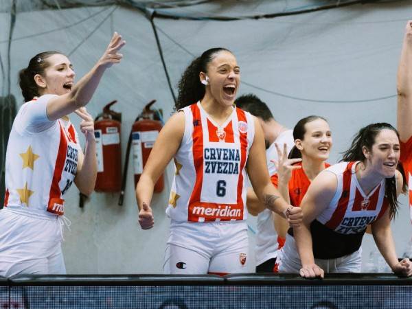 במדי הכוכב האדום. העליון - “יכולה להיות שחקנית מדהימה“ (FIBA)