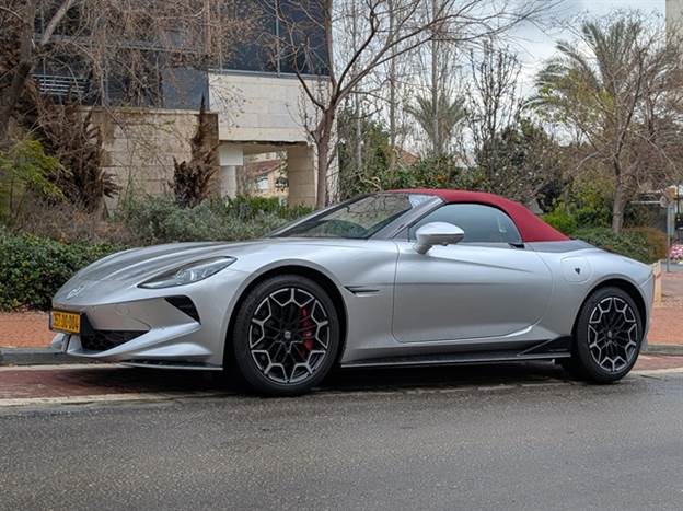 MG סייברסטר - מסובבת ראשים מדופלמת. נראית כמו פורשה בוקסטר מוארכת