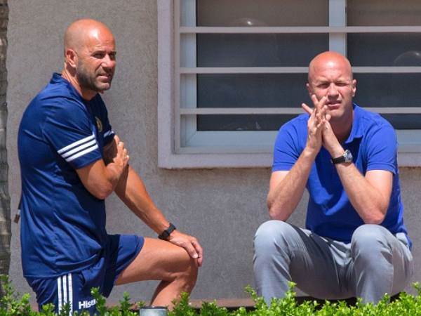 ג׳ורדי קרויף יחד עם פטר בוס. שמות גדולים הגיעו לישראל (GETTY)