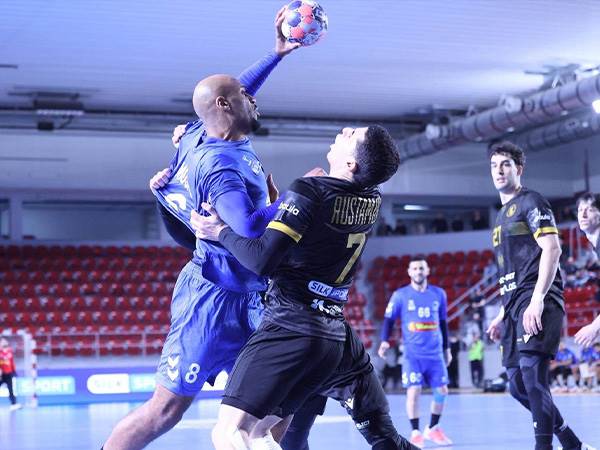 מוסינדי עולה לשער (צילום: הדר ואן קולא, איגוד הכדוריד)