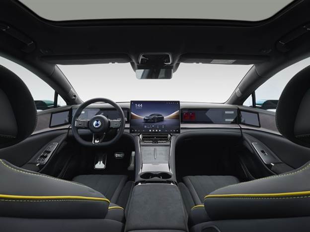 תא נוסעים מרובה מסכים ובהתאם למיתוג איכות חומרים גבוהה והמון אבזור