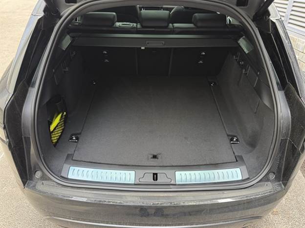 תא מטען שימושי ויש כאן גלגל ספייר, בכל זאת מותג שטח