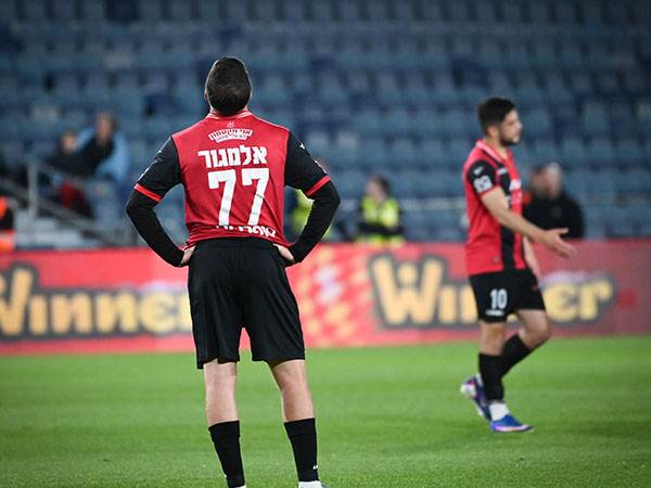 ברביעי: ריינה מחכה בחוץ (צילום: ברני ארדוב)