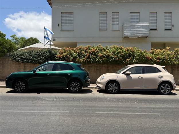 אורה 3 על עקבים - אבל הממדים ממקמים אותה מול טויוטה קורולה קרוס