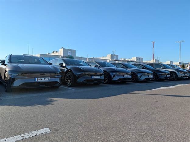 צי של 7GT באדיבות גיאו מוביליטי יוון ויצאנו לדרך בגרסת ה-LR (את החזור עשינו בקריפטון)