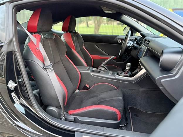 מושבים חובקים, הישיבה נמוכה, והאווירה קרבית