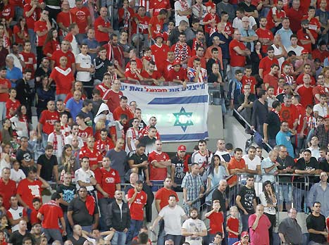 "הקהל הרביץ למי שבא עם דגלי ישראל וזה הבריח רוכשים" (אלן שיבר)