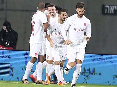 יגיעו למשחק באוטובוס? שחקני הפועל ת"א (אלן שיבר)