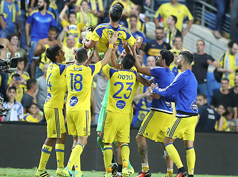 שחקני מכבי חוגגים בדרבי הקודם. קרויף: "לא נראים כמו אותה קבוצה" (אלן שיבר)