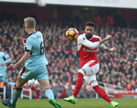 ז'ירו מנסה ונחסם. חוסר דיוק של ארסנל ב-45 הדקות הראשונות