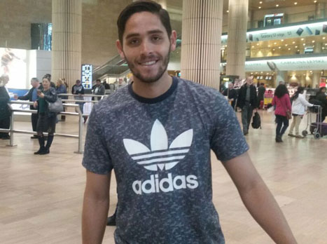 אורח לרגע רואה כל פגע. ג'ונתן מויה בנתב"ג