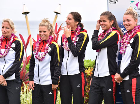 בנות המשלחת הגרמנית מובכות במהלך ההמנון