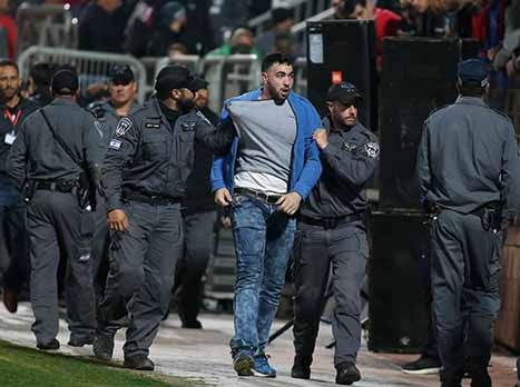 אוהד סכנין התפרע ונעצר (צילום: יוסי שקל)