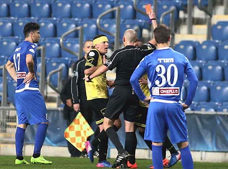 ורד מורחק בצהוב שני. נראה שזה היה בכוונה (אלן שיבר)