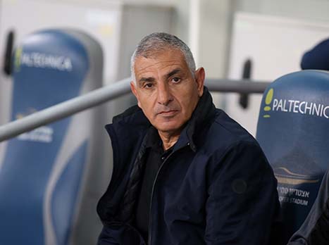 קלינגר אמור להצטרף אליו על הספסל. גולן (אלן שיבר)