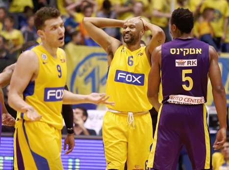 סמית' ומקל מאוכזבים. "הכימיה לא טובה, שאר הקבוצות יכולות לנצל את זה" (אלן שיבר)