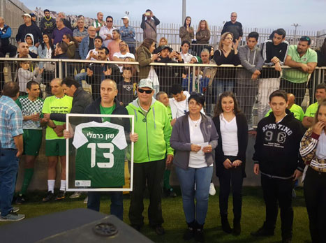 אביו של שון מקבל חולצה ממוסגרת