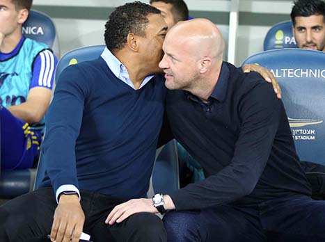 וידיגאל עם קרויף על הספסל. "כשניצחנו לא דיברו על זה, מבחינתנו זה תקין" (אלן שיבר)