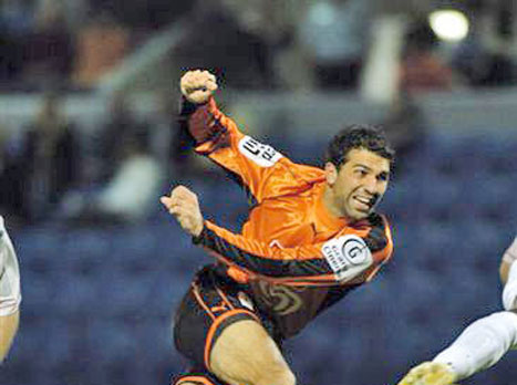 משה ביטון קטע את הרצף של בני יהודה מול חיפה (מתוך: חשבון הפייסבוק של משה ביטון)