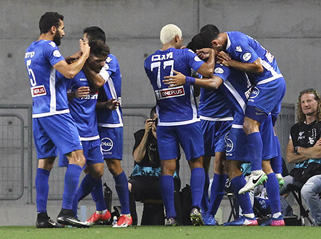 "הגשמתי חלום ילדות". סולומון והכחולים חוגגים (צילום: אלן שיבר)