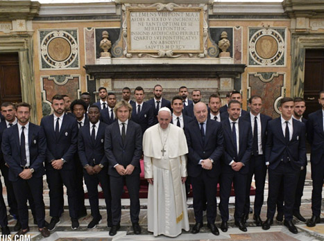 השחקנים קיבלו ברכה מאפיפיור (הטוויטר הרשמי של יובנטוס)