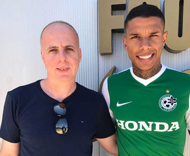 דוס סנטוס עם סוכנו קצב. ינסה להוביל את חיפה למאבק האליפות