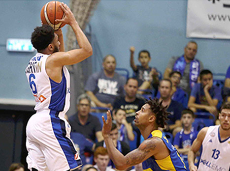 לנדסברג מנסה לשמור על שארפ. אכזבה גדולה מיכולתו (אלן שיבר)