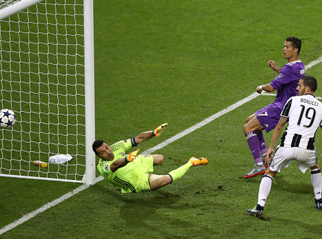 ארבע דקות חלפו, ורונאלדו השתחל מאחורי המגנים, השלים צמד ו-1:3 לריאל על יובה (getty)