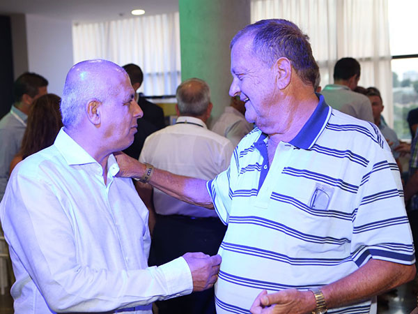 רוצה לצמצם את ההוצאות. שרצקי (אלן שיבר)