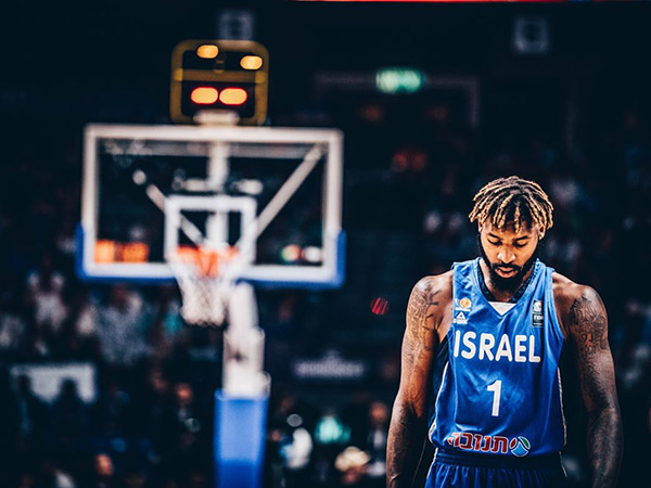 נקודת אור בודדה. האוול (FIBA)
