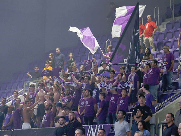 נוכחות יפה של הסגולים ביציע (אלן שיבר)