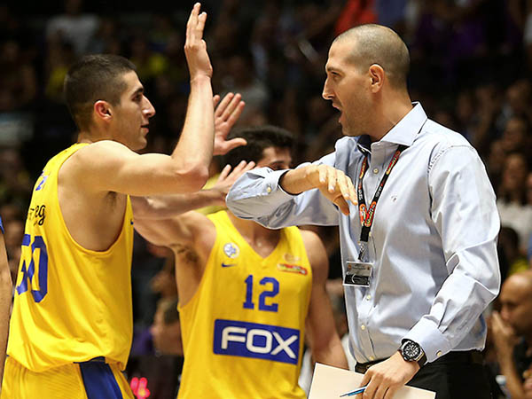 בורשטיין והשחקנים מרוצים (צילום: אלן שיבר)