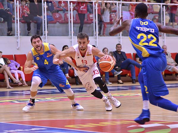 סקורר חודר לסל. גלבוע/גליל נראית טוב בפתיחת העונה (מנהלת הליגה)