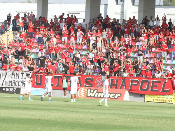 אוהדי הפועל ת"א הביעו מחאה בסיום (באדיבות הפועל חדרה אולגה)