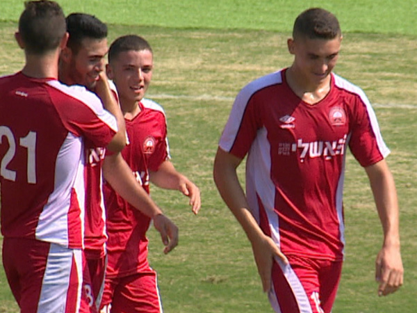 תומר חוגג עם החברים אחרי הפנדל