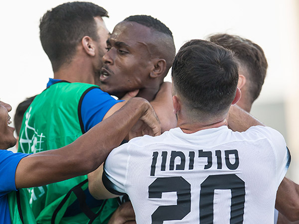 קינדה חוגג עם חבריו: "יש דם חדש, עכשיו יהיה אפילו יותר שמח" (עודד קרני)