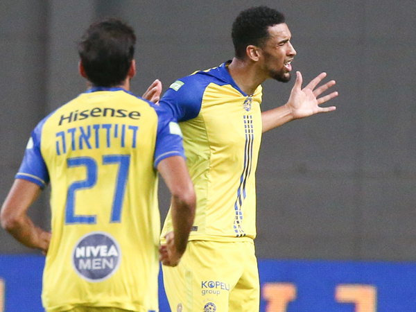 "כולנו מאחורי המאמן". בלקמן גונן על קרויף (צילום: דני מרון)