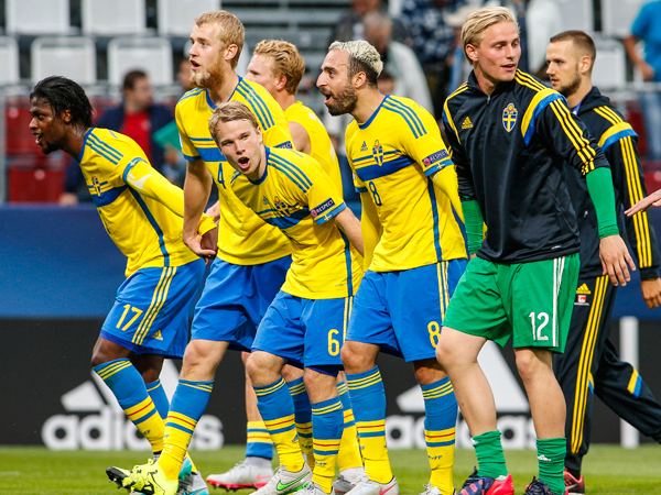 לויצקי חוגג עם שחקני נבחרת שבדיה הצעירה (Getty)