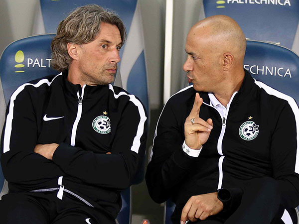 יודיע לשחקנים מי בסגל יום לפני המשחק. מאס (אלן שיבר)