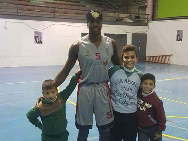 היחיד שגר בשטח ישראל ומשחק בשטחי הרשות. קוקס