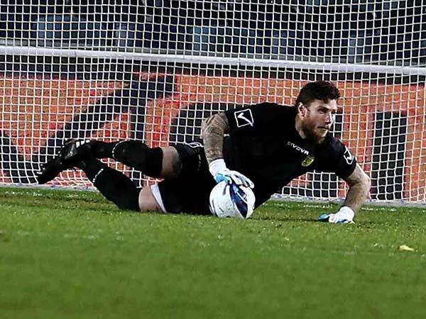 מזל שהחברים שלו תיקנו את הטעות. קליימן (אלן שיבר)