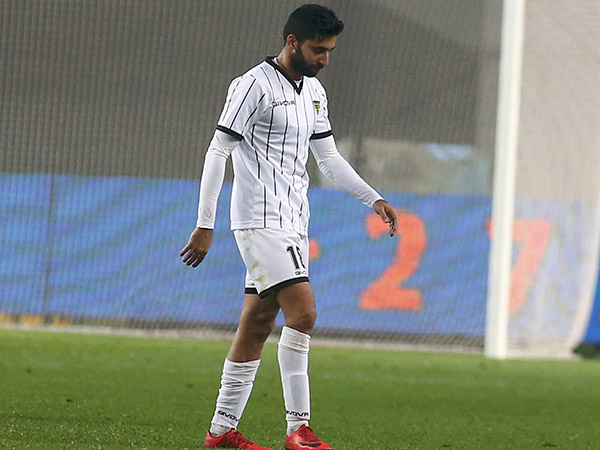 עזרא מתוסכל. כלום לא עבד לבית"ר (צילום: אלן שיבר)