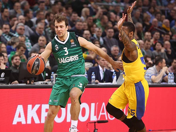 ג'קסון שומר על פנגוס. מכבי ת"א הסתבכה (GETTY)