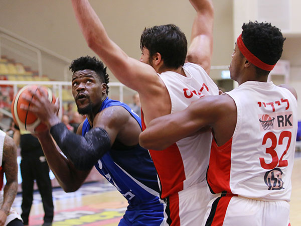 השאיר את הרצליה בתמונה. ג'ף אדריאן (צילום: מנהלת הליגה)