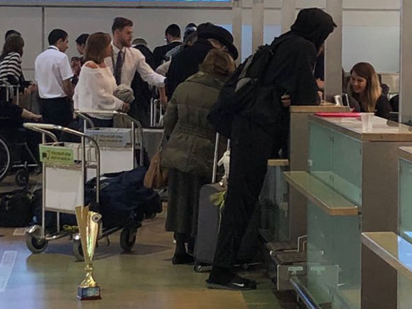 בדלפק הצ'ק אין, עם חבר מיוחד. רייס בנתב"ג