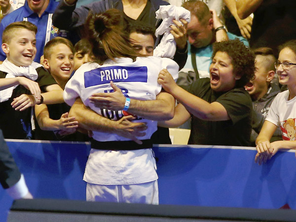 שמחה גדולה ביציעים בגני התערוכה בתל אביב (אלן שיבר)