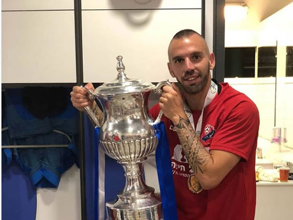 קפילוטו לא פספס הזדמנות להצטלם עם הגביע