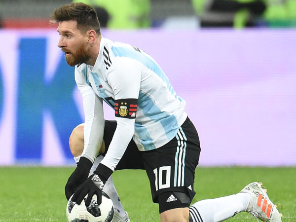 כולם זוממים על החולצה של מסי (getty)